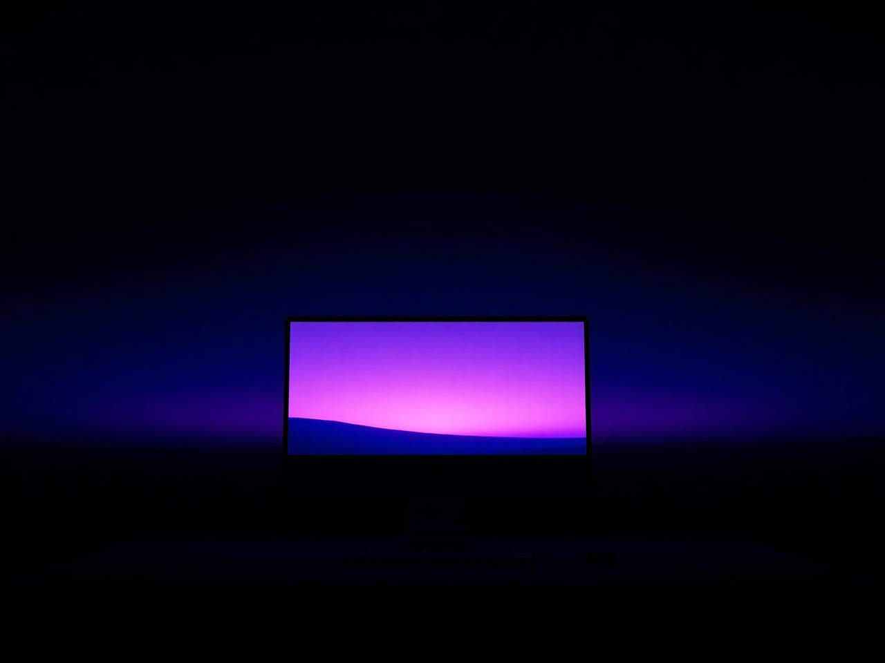 Pantalla serena al amanecer con una única ventana luminosa.