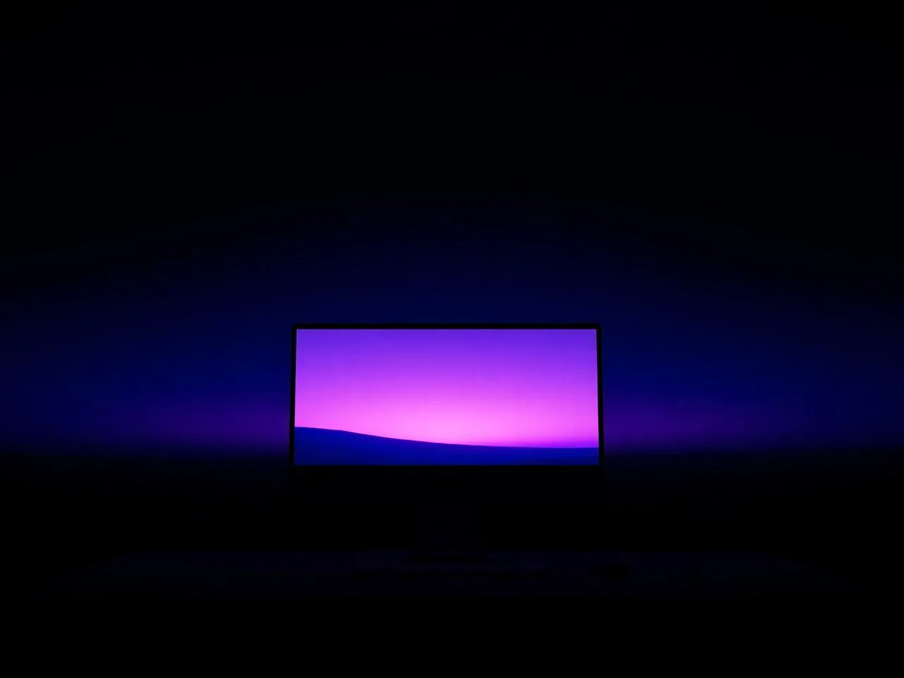 Pantalla serena al amanecer con una única ventana luminosa.
